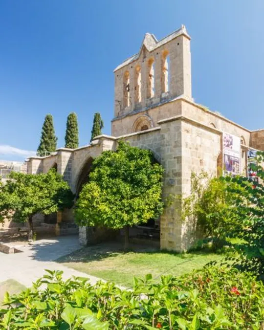 ABADÍA DE BELLAPAIS – CASTILLO DE SAN HILARIÓN – KYRENIA  