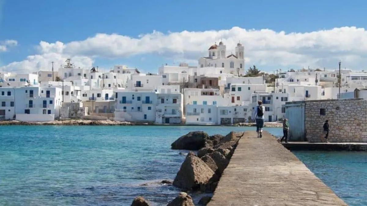 Guía de Paros: Playas de ensueño y pueblos tradicionales