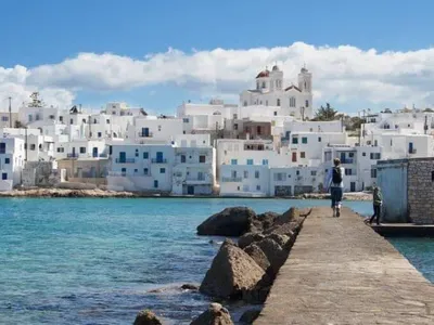 Guía de Paros: Playas de ensueño y pueblos tradicionales