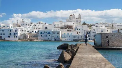 Guía de Paros: Playas de ensueño y pueblos tradicionales